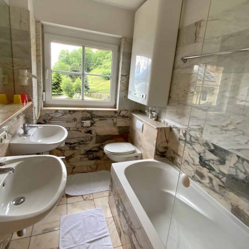 Badezimmer im Zimmer Millstätter See